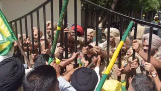 पटियाला में गेट बंद करने के बाद पुलिस और किसानों के बीच चल रही धक्का मुक्की।