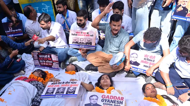 दिल्ली में ज्ञानेश कुमार के खिलाफ NSUI का प्रदर्शन जारी, पुलिस ने कई प्रदर्शनकारियों को हिरासत में लिया
