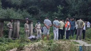 रैहन में कुएं में मृत मिले युवक के मामले में जांच करती पुलिस। जागरण