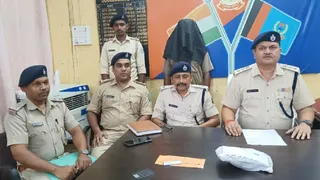 गिरफ्त में बहादुर बागती और घटना की जानकारी देते एसडीपीओ विमलेश त्रिपाठी। (फोटो जागरण)