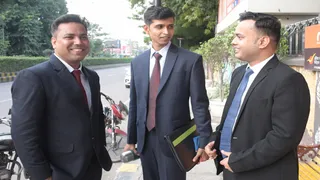 हकह उप्र लोक सेवा आयोग, प्रयागराज में पीसीएस-2025 के साक्षात्कार के दौरान उपस्थित अभ्यर्थी। जागरण
