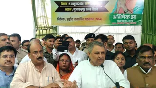 मुजफ्फरपुर में जदयू के प्रत्याशी ई. अभिषेक झा के नामांकन पहुंचे विजय कुमार चौधरी। जागरण