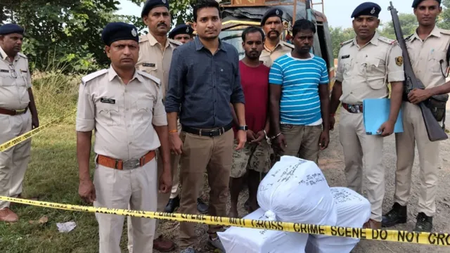 पश्चिम चंपारण में बड़ी कार्रवाई: ऑटो की सीट के नीचे छिपा 49 किलो गांजा जब्त, दो तस्कर गिरफ्तार
