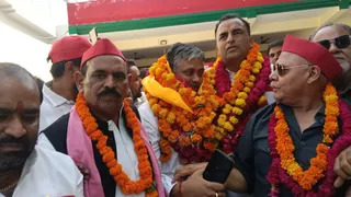 एमएलसी चुनाव को नामांकन करने पहुंचे सपा प्रत्याशी।