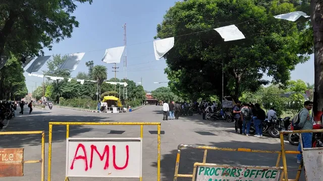 AMU छात्र संघ बहाली आंदोलन ने पकड़ा राजनीतिक रंग, सरकार और प्रशासन पर साधा निशाना