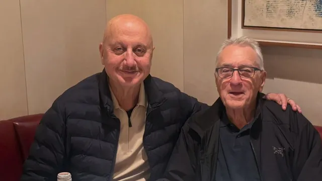 हॉलीवुड के लीजेंड Robert De Niro से अनुपम खेर की मुलाकात, बॉलीवुड के दिग्गज को मिला ये खास तोहफा