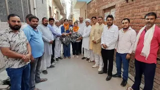 बड़ौत के गुराना रोड पर लेफ्टिनेंट बनी कशिश शर्मा व अभि शर्मा को सम्मानित करते ब्राह्मण देशखाप चौधरी सुभाष शर्मा व समाज के लोग