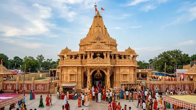 गुजरात के सोमनाथ मंदिर के जैसा दिखेगा भदोही का पूजा पंडाल, 75 लाख की लागत से बन रहा पंडाल
