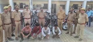 पुलिस गिरफ्त में आरोपित और बरामद बाइकें।