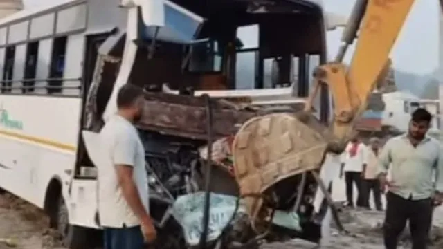 बलिया में तेलंगाना के श्रद्धालुओं से भरी बस को ट्रक ने मारी टक्कर, 15 से ज्यादा यात्री घायल