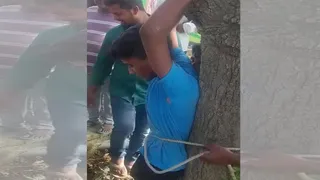 जौनपुर में चोरी के आरोप में ग्रामीणों ने युवकों को पेड़ से बांधकर पीटा, वीडियो वायरल।
