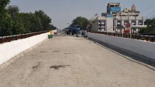 सीएल जैन कॉलेज के निकट निर्माणाधीन फ्लाई ओवर : जागरण