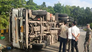 पालकोट के हांसदोई पुल पर दो ट्रक पलटे। जागरण