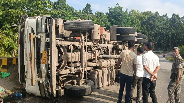 गुमला में सड़क हादसा, दो ट्रकों के पलटने से चालक की मौत; जाम रहा मुख्य मार्ग
