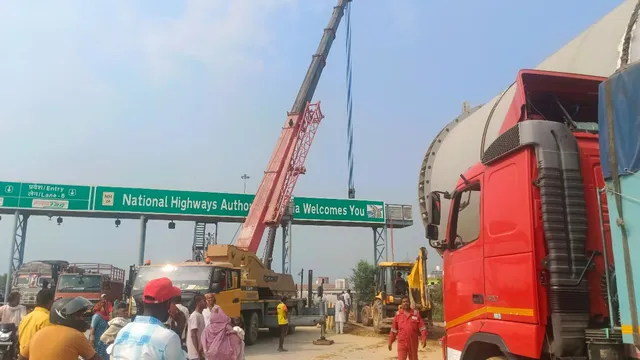 गाजीपुर में गीली मिट्टी में धंस गया 308 पहियों वाला मेगाट्रक, टीम के सामने आई बड़ी मुसीबत, आगे बढ़ना हो गया मुश्‍क‍िल
