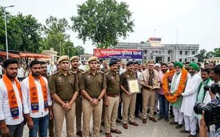 गोकशों से मुठभेड़ के बाद उन्हें गिरफ्तार करने पर पुलिस को सम्मानित किया गया ( एआई जेनरेटेड इमेज )