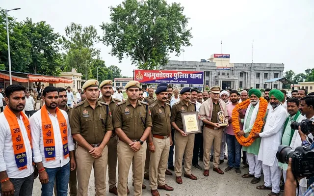 गढ़मुक्तेश्वर में गोकशों से मुठभेड़ के बाद पुलिस को मिला सम्मान
