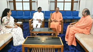 सीएम हेमंत सोरेन और विधायक कल्पना सोरेन ने चुटिया स्थित योगदा सत्संग आश्रम पहुंचकर स्वामी ईश्वरानंदजी एवं स्वामी निर्मलानंदजी से मुलाकात की।