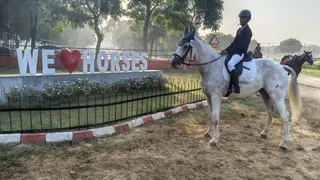 दिल्ली में आयोजित राष्ट्रीय घुड़सवारी प्रतियोगिता में मेरठ के यश विश्वनाथ।