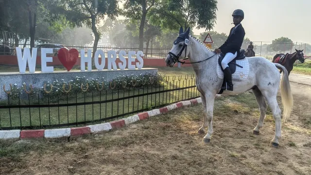 मेरठ के युवा राइडर्स का दिल्ली नेशनल इक्वेस्ट्रियन मीट में जलवा: भाई-बहन यश-रिद्धि और आरशिया का शानदार प्रदर्शन
