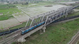 डीएफसी ट्रैक से गुजरती मालगाड़ी