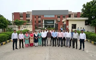 मेवात इंजीनियरिंग कॉलेज के कर्मचारियों का प्रदर्शन: वेतन और लंबित मांगों को लेकर हंगामा ( एआई जेनरेटेड )