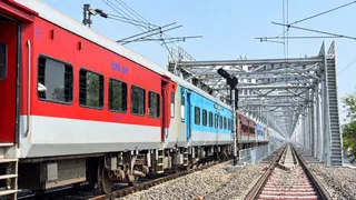 अब मोकामा में कुल तीन रेल लाइनों की सुविधा उपलब्ध हो गई है।