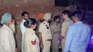 घटनास्थल पर पहुंच पुलिस जांच करते हुए।