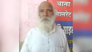 भेष बदलकर कुटिया में छिपा रहा 'पागलदास बाबा'।