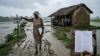 मऊ में बारिश के बीच 5455 श्रमिकों की फर्जी हाजिरी, आपदा में लूट का अवसर।