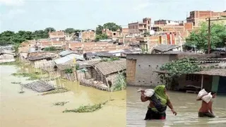 बाढ़ का पानी घटने के बाद जल-जनित बीमारियां न फैले इसके लिए ब्लीचिंग पाउडर और चूना छिड़काव का निर्देश दिया गया है। फाइल फोटो