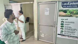रजिस्ट्रेशन के बाद काउंटर पर टीका न होने का नोटिस देखकर लोग आक्रोशित हो गए।