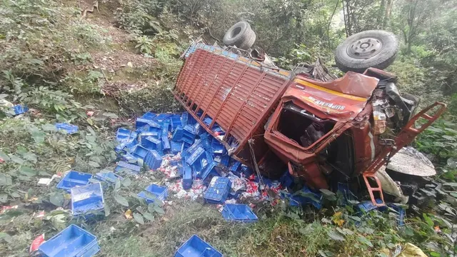नैनीताल में डेरी प्रोडक्ट से भरा ट्रक खाई में गिरा, चालक घायल