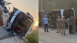 फ्लाईओवर से गिरी क्षतिग्रस्त बस।