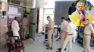 वृंदावन के श्रीराधा केलिकुंज में सुरक्षा व्यवस्था के लिए तैनात पुलिस और निरीक्षण करते कोतवाली प्रभारी अश्विनी कुमार। - फोटो: जागरण।
