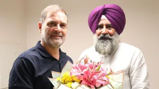 राहुल गांधी से भेंट करते हुए पंजाब कांग्रेस के नए प्रधान परगट सिंह।