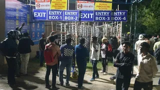 टिकट के लिए करीब 700 दर्शक शाम से ही स्टेडियम में जुटे। जागरण