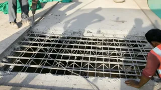 दरार वाले हिस्से को हटाते हुए कर्मचारी। (फोटो- जागरण)