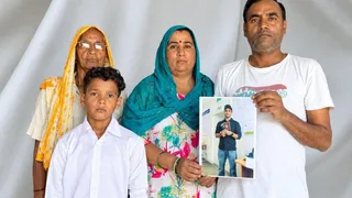मंडी धनौरा के गांव फतेहपुर छितरा में रुस गए बेटे की तस्वीर दिखाते स्वजन