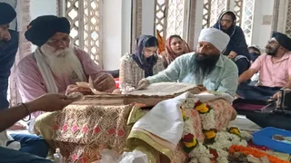 वाराणसी के रामनगर किले में गुरु नानक देव के ज्योति ज्योत पर्व पर दुर्लभ हस्तलिखित गुरु ग्रंथ साहिब की पूजा।