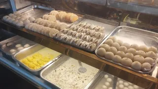 मिष्ठान की दुकान में रखी विभिन्न प्रकार की मिठाई।जागरण