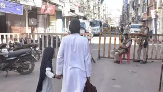 उज्जैन मे शाही मस्जिद का बाधक हिस्सा तोड़ने के दौरान की गई बैरिकेडिंग। (फाइल फोटो)