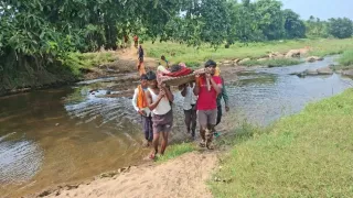 गर्भवती महिला को खाट से ले जाते परिजन। फोटो जागरण