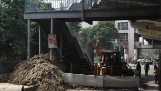 न्यू अशोक नगर मेट्रो स्टेशन के पास एक तरफ सड़क पर होता सीवर का कार्य।जागरण