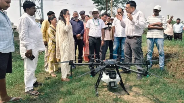 आसमान से हुई फसलों की सुरक्षा, हजारीबाग में ड्रोन से धान की फसल पर हुआ कीटनाशक का छिड़काव
