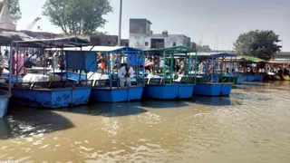 कछला गंगा घाट पर लाइन में लगीं नाव। जागरण