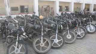 पल्लवपुरम थाना पुलिस द्वारा पकड़े चोरों से बरामद वाहन। जागरण
