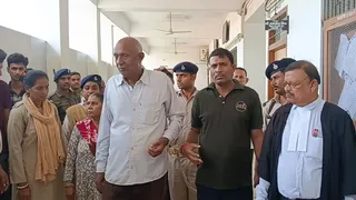 कोर्ट से बाहर निकलते अभियुक्त। जागरण