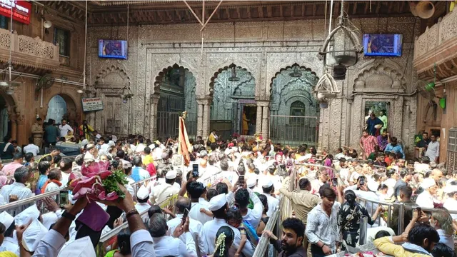 बांकेबिहारी मंदिर में चढ़ावा विवाद, सुप्रीम कोर्ट में मजबूती से पक्ष रखने की तैयारी में सेवायत