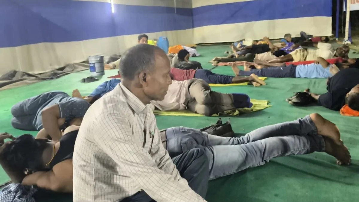 Bhagalpur Ferry Woes Strangers Find Kinship at Biada Ghat (1)
